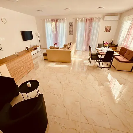 Botanical House * סקופיה